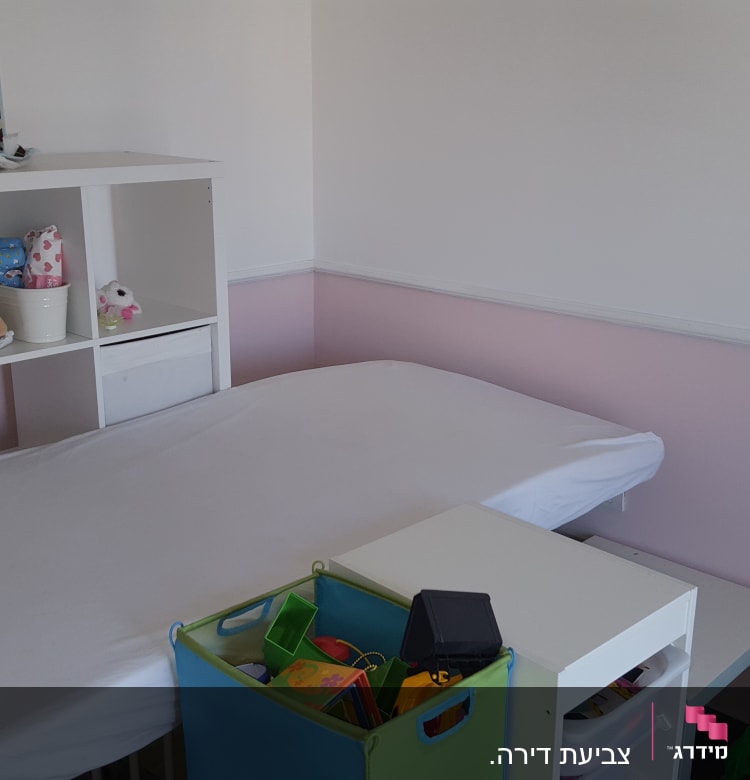 חדר ילדים עם מדף ספרים וצעצועים